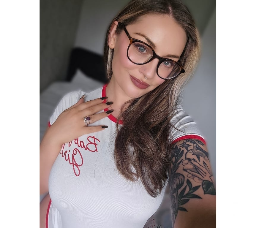 Adult Entertainment Oxfordshire West Oxfordshire - Photos for British Navy Wife 🥰 Whatsapp me!