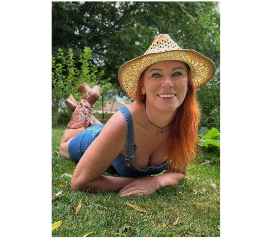 Escorts Hertfordshire Broxbourne - Photos for Ella, mature classy European escort!