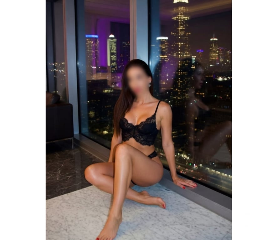 Escorts West Midlands Birmingham - Photos for Massage queen | massage table x |