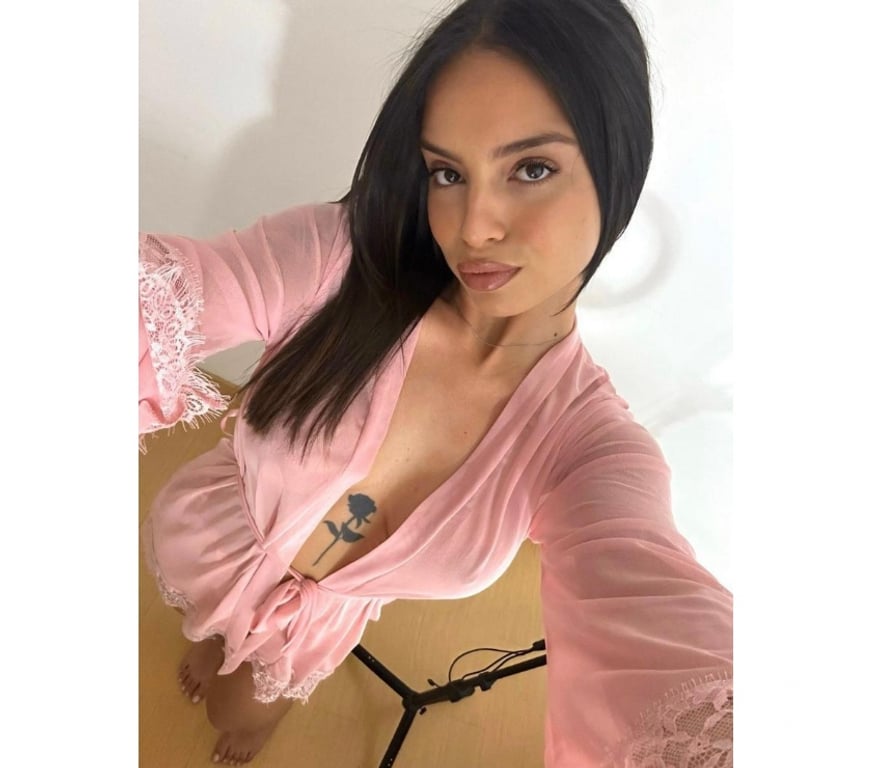 Escorts Central London Oxford Street - Central London - Photos for 💄 Chloe – Soft Charm, Quiet Confidence 😇