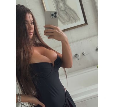 Photos for beautiful brunette😍PartyGirl🥳 bigass🍑