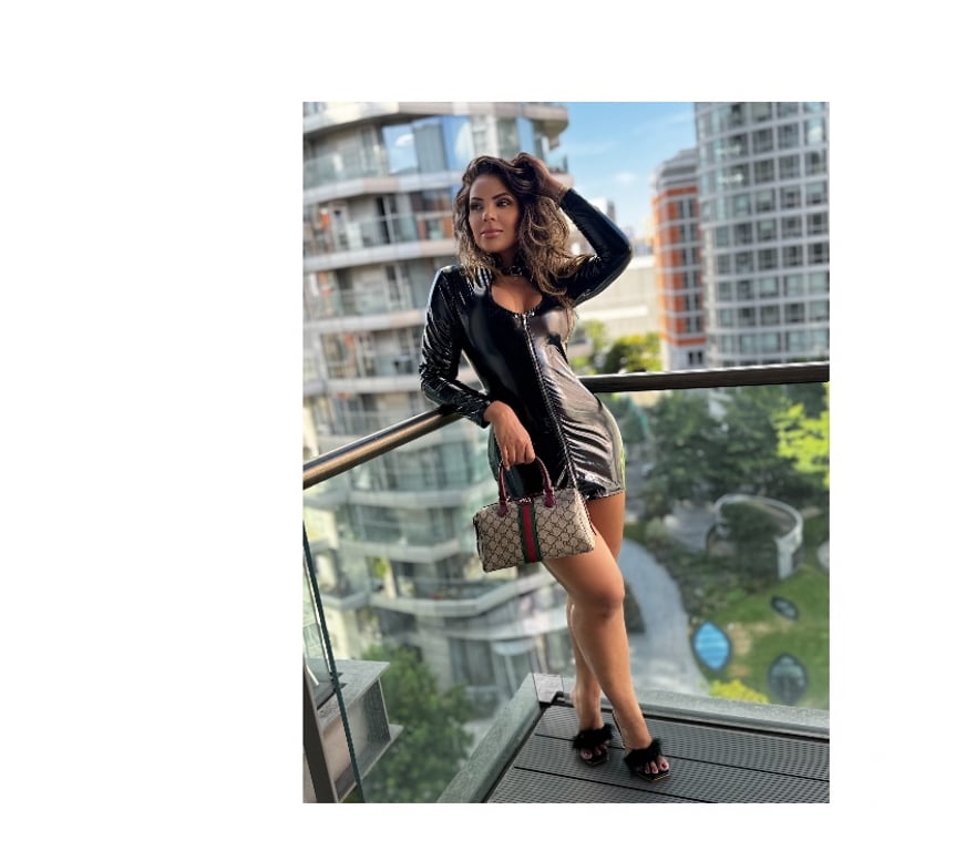 Escorts East London Canning Town Station - East London - Photos for Big booty, bright smile, and warm Brazilian energy.