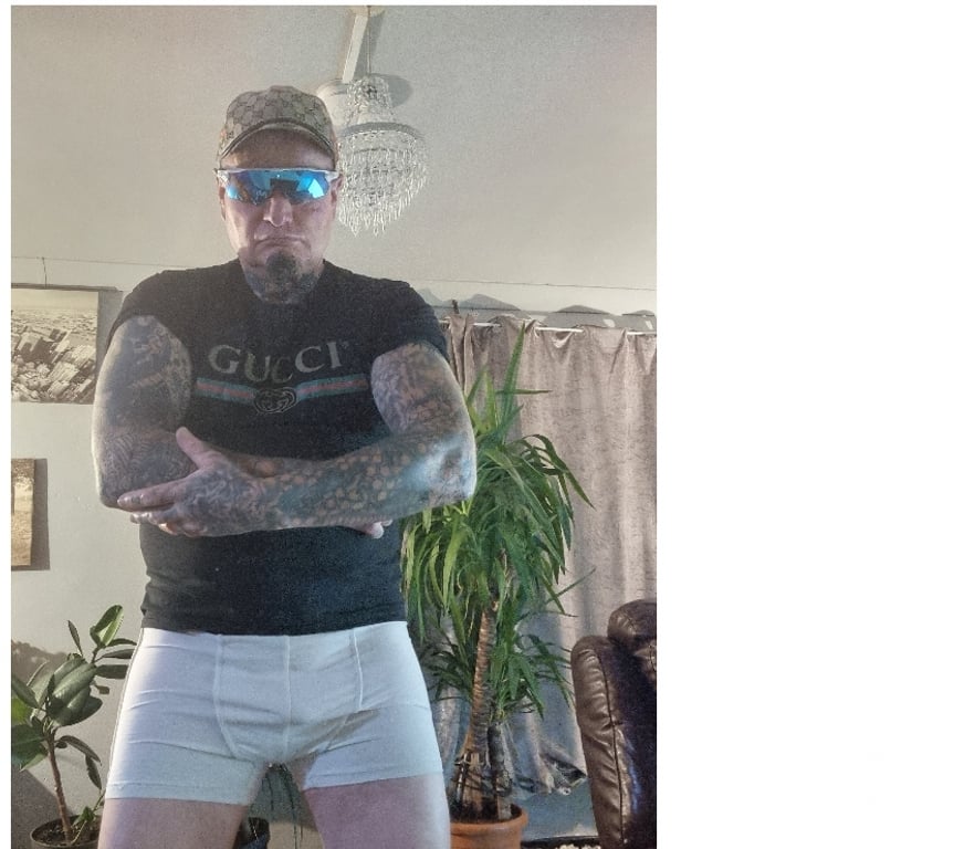 adult personals West Yorkshire Bradford - Photos for MATURE MAN OFFERING FEMALE NAUGHTY ADULT FUN