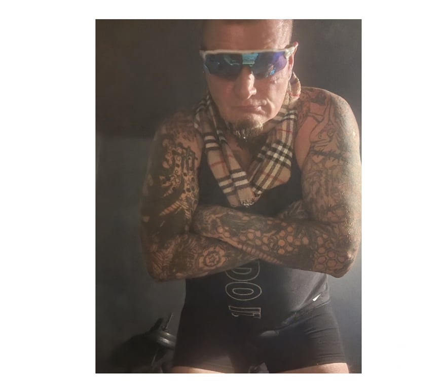 adult personals West Yorkshire Bradford - Photos for MATURE MAN OFFERING FEMALE NAUGHTY ADULT FUN