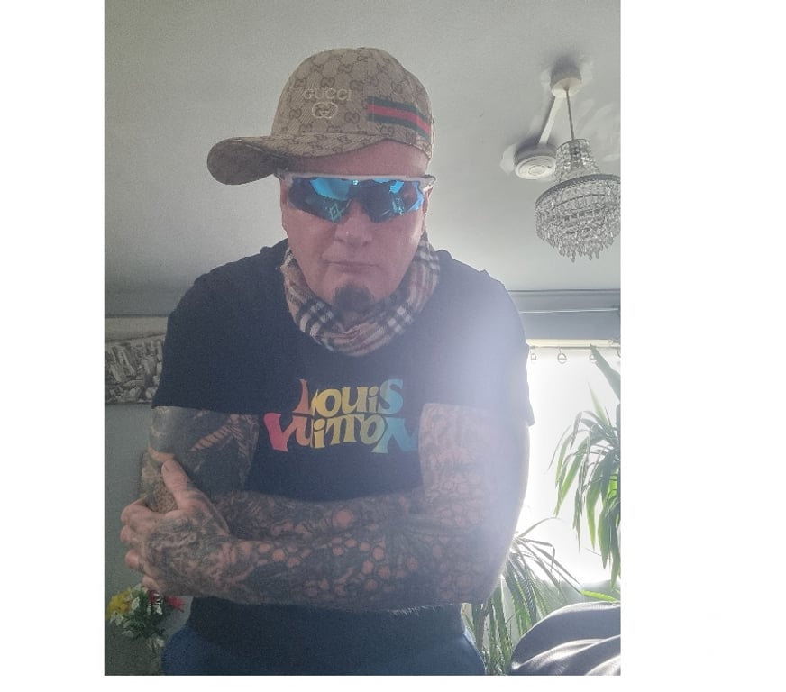 adult personals West Yorkshire Bradford - Photos for MATURE MAN OFFERING FEMALE NAUGHTY ADULT FUN