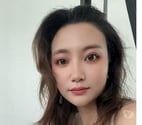 Elegant singapore girl in canary wharf E14