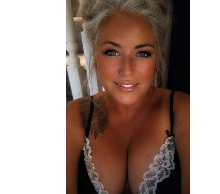 Adult Entertainment Greater Manchester Manchester - Photos for CURVY PETITE BLONDE MILF ONLINE NOW 😜