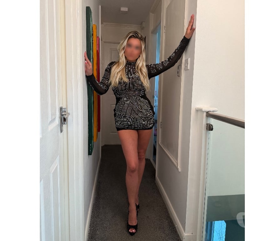 Escorts Essex Basildon - Photos for Naked Sensual Massage with Blonde Bombshell Eva Rose