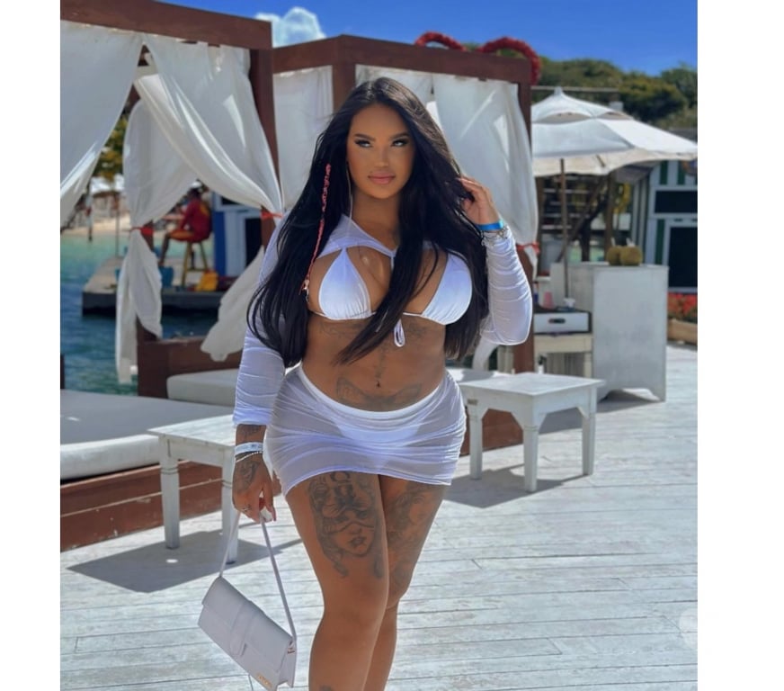 Escorts Hampshire Portsmouth - Photos for BIG BOTTOM BRAZILIAN TAINA π§π·π§π· CURVY ππ