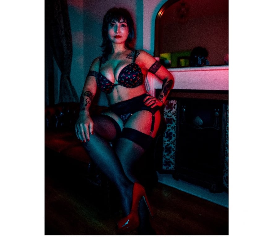 Escorts Leicestershire Leicester - Photos for Sensual Massage, Bondassage & Domination - Italian Elegance