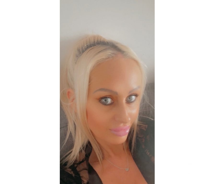 Escorts Bedfordshire Luton - Photos for Experienced English Petite Hot Blonde,32DD, Size 8. Age 38