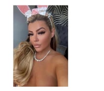 Blonde bombshell Paris