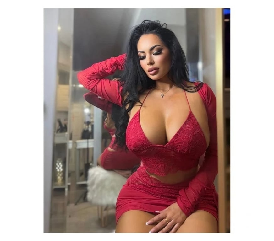 Escorts West London Longford - West London - Photos for 💎 Stunning Brunette💋Big Curves – Brentford Outcalls