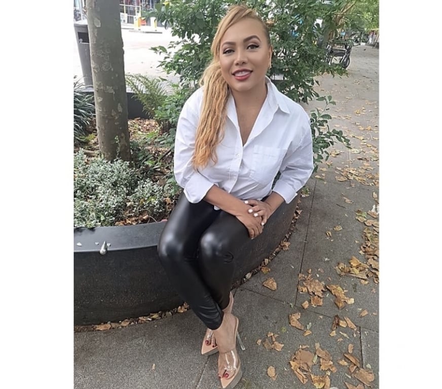 Escorts East London Canary Wharf - East London - Photos for 36EE REAL BUSTY LATINA IN CANARY WHARF