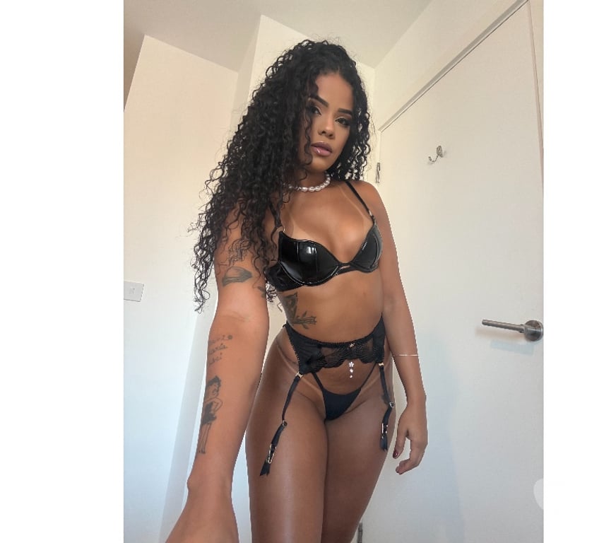 Escorts East London North Greenwich Station - East London - Photos for Brazilian brunette with curly hair