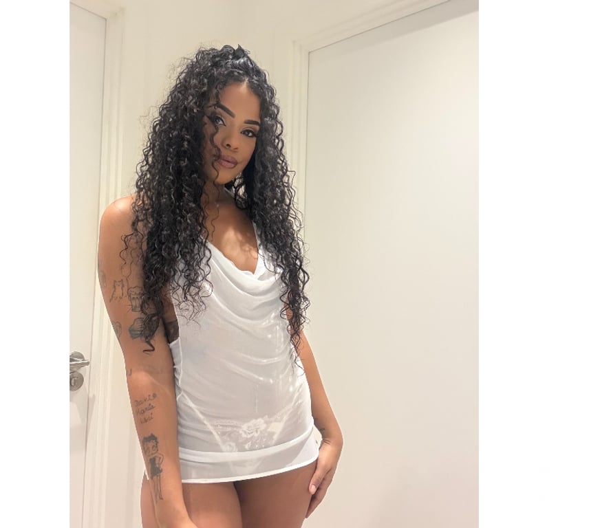 Escorts Barking and Dagenham Barking - Barking and Dagenham - Photos for skinny Brazilian brunette with big ass and curly hair