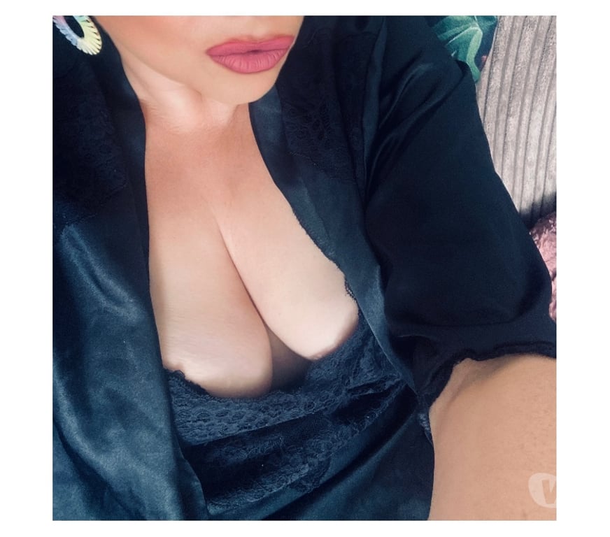 Escorts Merseyside Wirral - Photos for Sassy, English curvy lady in the Wirral.