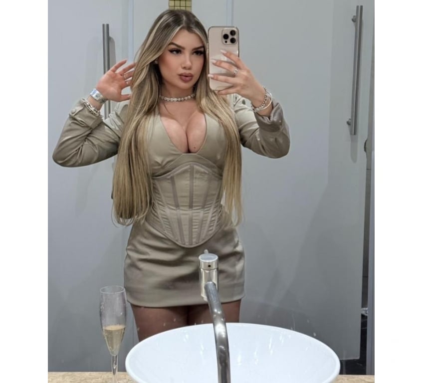 Escorts East London Canary Wharf Station - East London - Photos for 🥵 Gorgeous Curvy petit 👻 Brazilian party girl 🎃