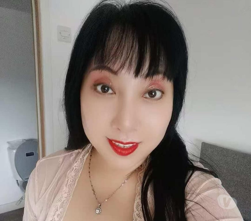 Escorts Essex Thurrock - Essex - Photos for I am a beautiful Asian girl. A smiling and humorous senior
