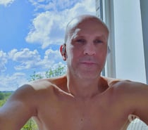 M is offering mutual pleasure for M+F or single F:)