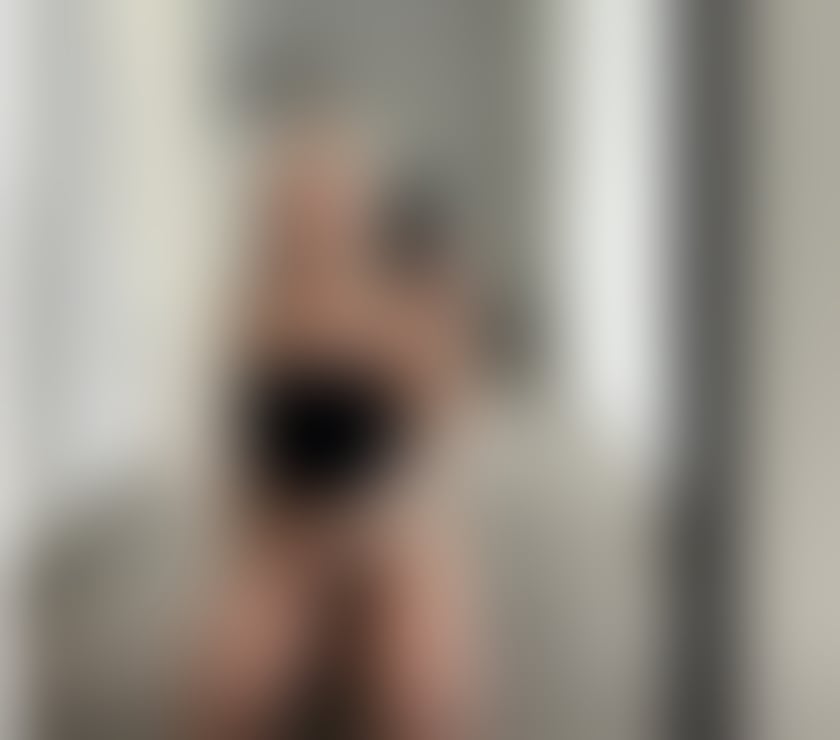 Escorts North West London Colindale Station - North West London - Photos for BLONDE PETITE EXTRA SMALL 🇧🇷
