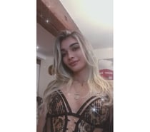 Hot blonde in the city🤤🍯