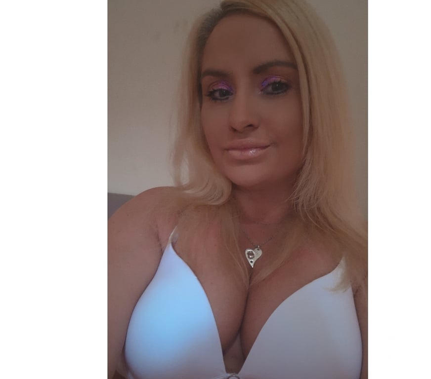 Escorts South Yorkshire Doncaster - Photos for Petite curvy english blonde Doncaster City Centre