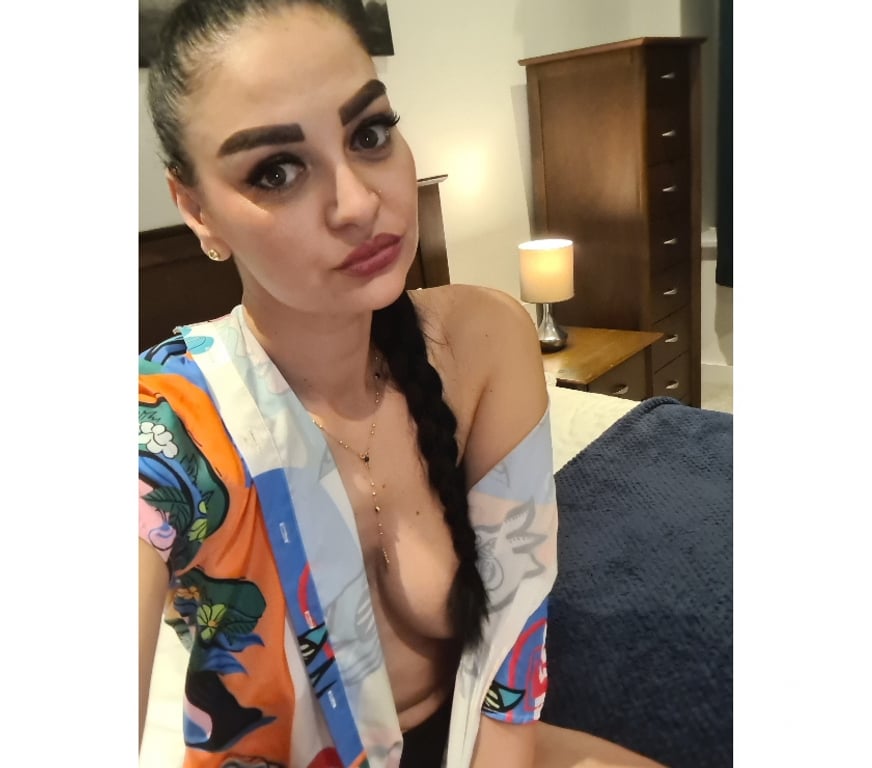 Escorts Surrey Guildford - Photos for Hey I m Carmen hoot for u 😘