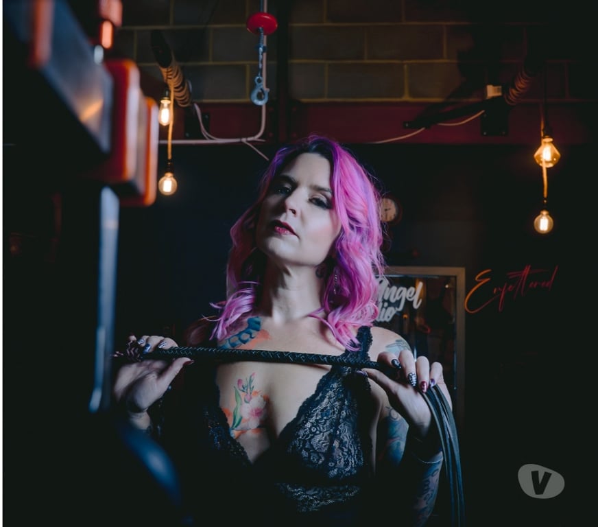 Escorts Buckinghamshire Milton Keynes - Photos for Sensual and playful Dominatrix