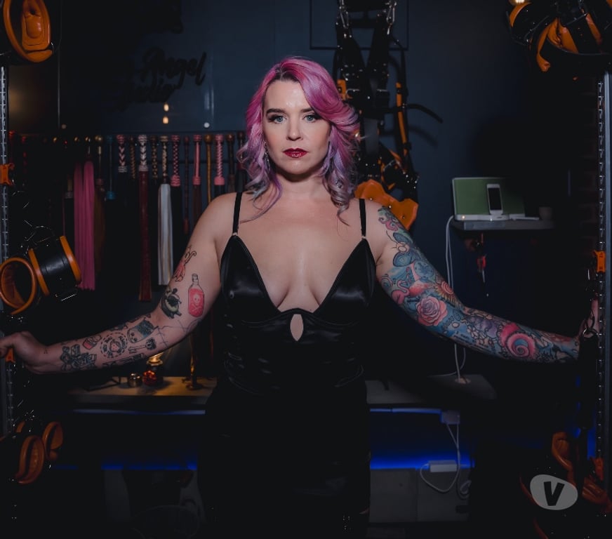 Escorts Buckinghamshire Milton Keynes - Photos for Sensual and vivacious Dominatrix