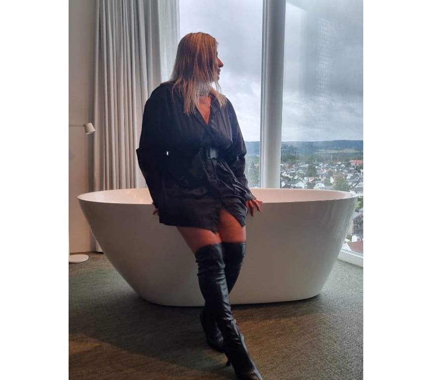 Escorts East London Old Street Station - East London - Photos for Naturally curvy blond Polish blue eyes