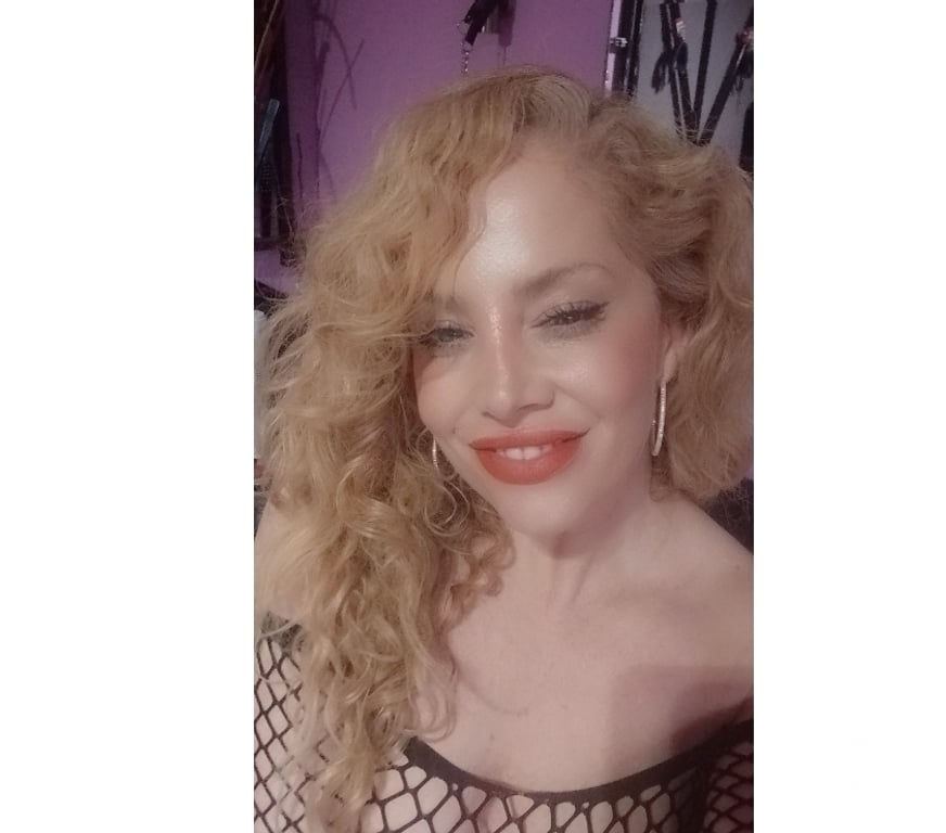 Escorts Hampshire Southampton - Photos for High Class Escort and Mistress SENSI RED_ENGLISH MILF