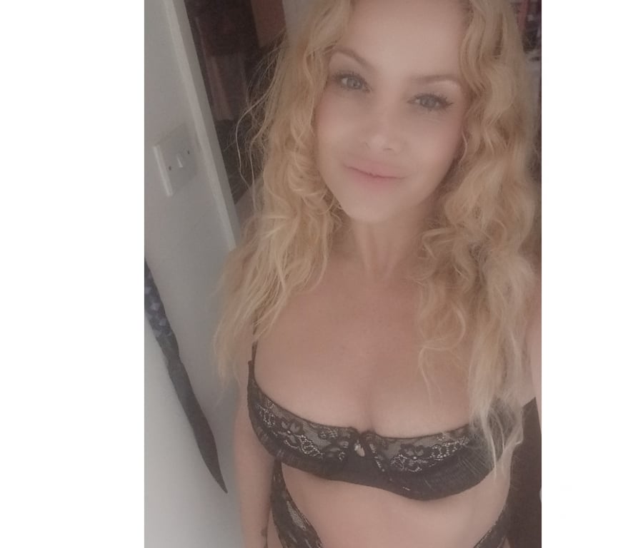 Escorts Hampshire Southampton - Photos for ESCORT, MISTRESS & MASSAGE= SENSI RED_ENGLISH 07940517339