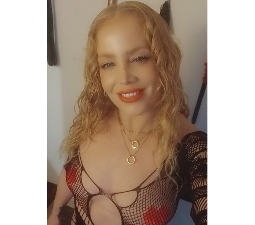 Escorts Hampshire Southampton - Photos for ESCORT, MISTRESS & MASSAGE= SENSI RED_ENGLISH MILF