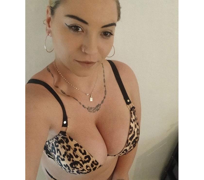 Escorts Norwich Over The Water Norwich - Photos for Hi guys i'm adela new in town party girl ONLY OUTCALL