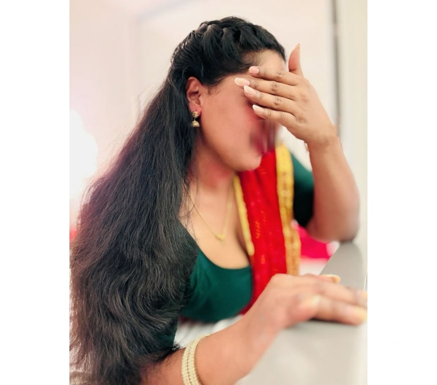 Escorts East London Barking Station - East London - Photos for ELAKKIYA chubby south indian tamil girl in Barking