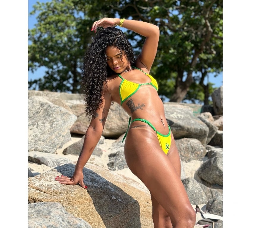 Escorts East London Barking Station - East London - Photos for skinny Brazilian brunette with big ass and curly hair