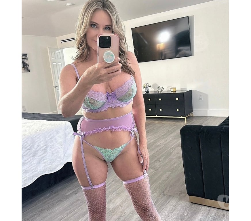 Escorts Cornwall Saint Austell - Cornwall - Photos for Hot cougar ๐ฅ party ๐ no rush