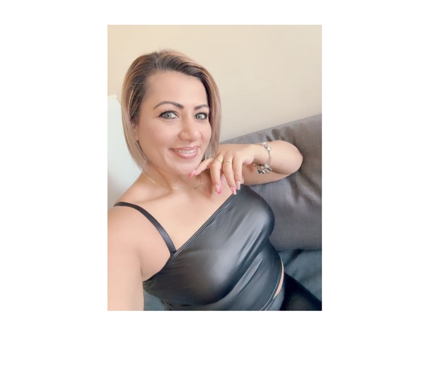 Escorts North West London Harrow - Photos for Laury party milf Colombian girl !