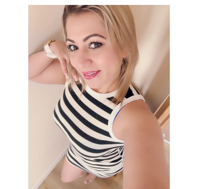 Escorts North West London Harrow - Photos for Laury party milf Colombian girl !
