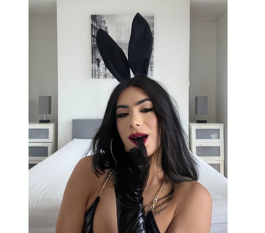 Trans Escorts West Sussex Crawley - Photos for Feminine Juicy Smooth Model TRANS With Hard TOY
