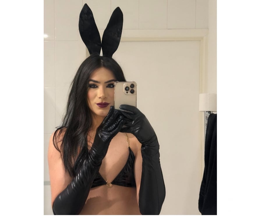 Trans Escorts West Sussex Crawley - Photos for Feminine Juicy Smooth Model TRANS With Hard TOY