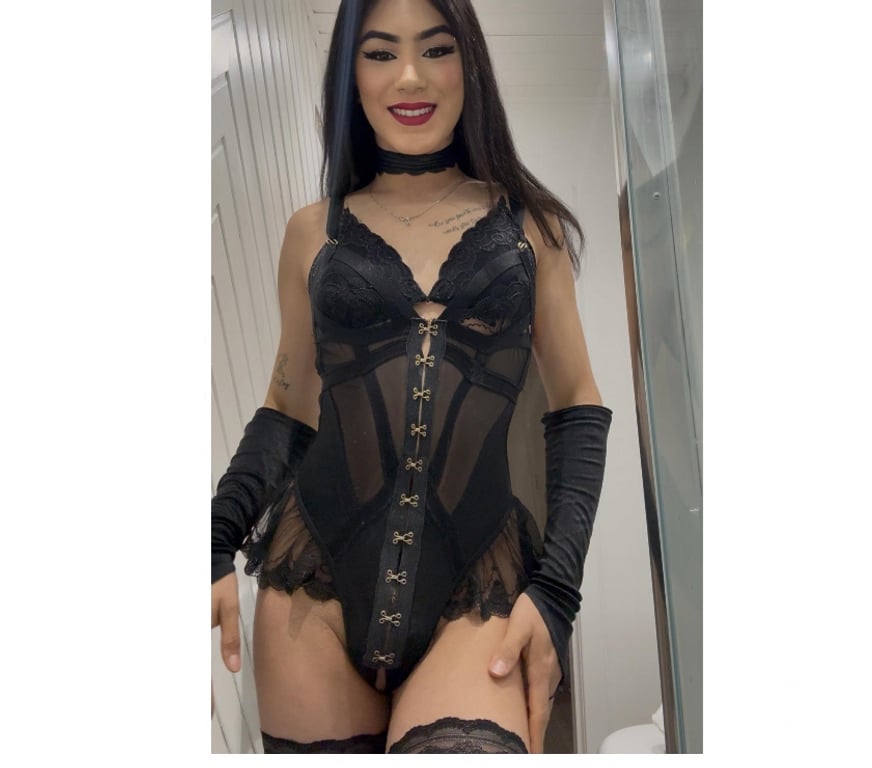 Escorts Surrey Reigate and Banstead - Photos for Feminine Juicy Smooth Model TRANS With Hard TOY