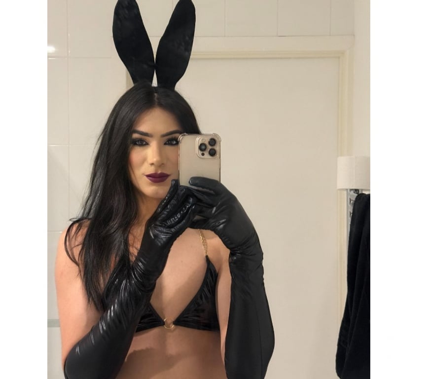 Escorts Surrey Reigate and Banstead - Photos for Feminine Juicy Smooth Model TRANS With Hard TOY