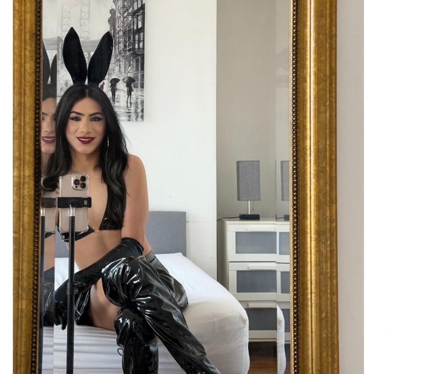 Escorts Surrey Reigate and Banstead - Photos for Feminine Juicy Smooth Model TRANS With Hard TOY