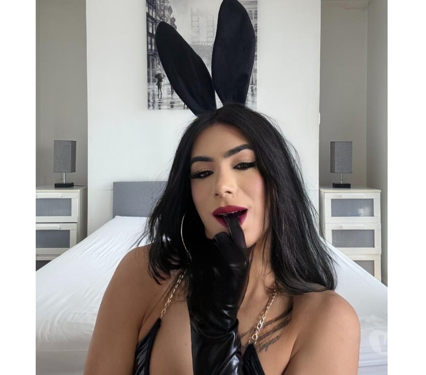 Escorts Surrey Reigate and Banstead - Photos for Feminine Juicy Smooth Model TRANS With Hard TOY