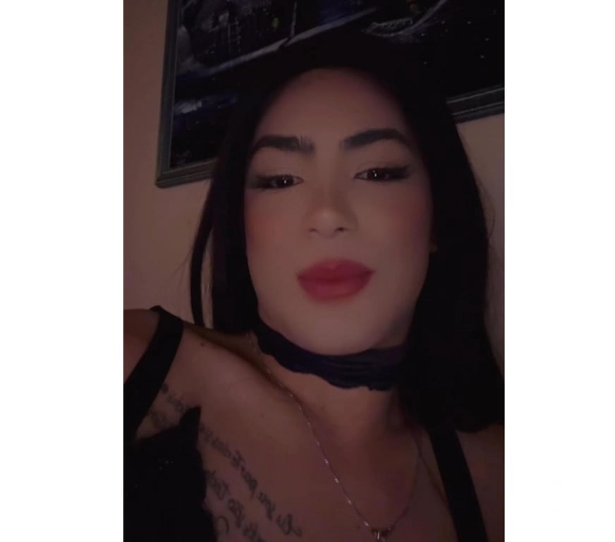 Escorts Surrey Reigate and Banstead - Photos for Feminine Juicy Smooth Model TRANS With Hard TOY