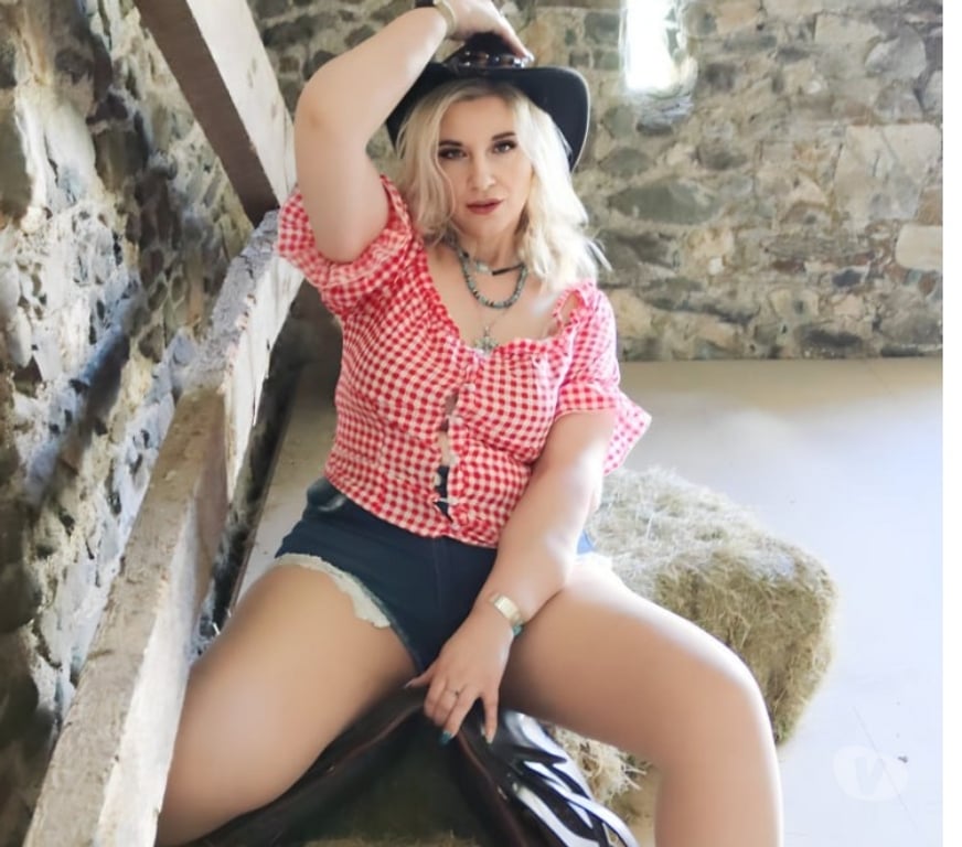 Escorts North West London Cricklewood - North West London - Photos for British curvy mature AnneMarie - a sophisticated experience