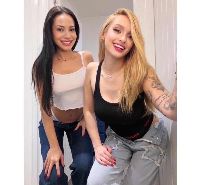 Blonde and Brunette Friends 💋