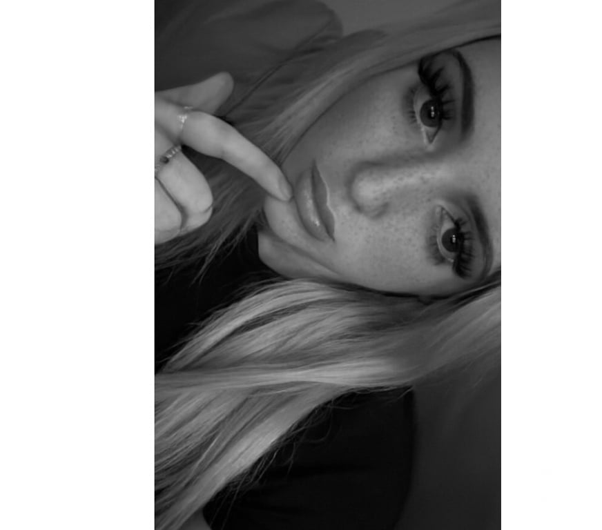 Escorts South Yorkshire Sheffield - Photos for Incall + Outcall. Deals only if you text on whatsapp🩷